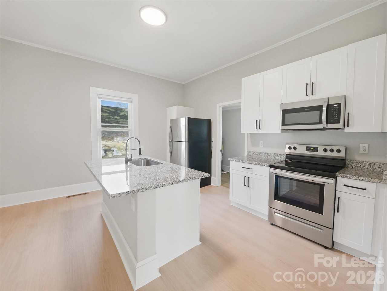 303 York Ave - Photo 6 of 17