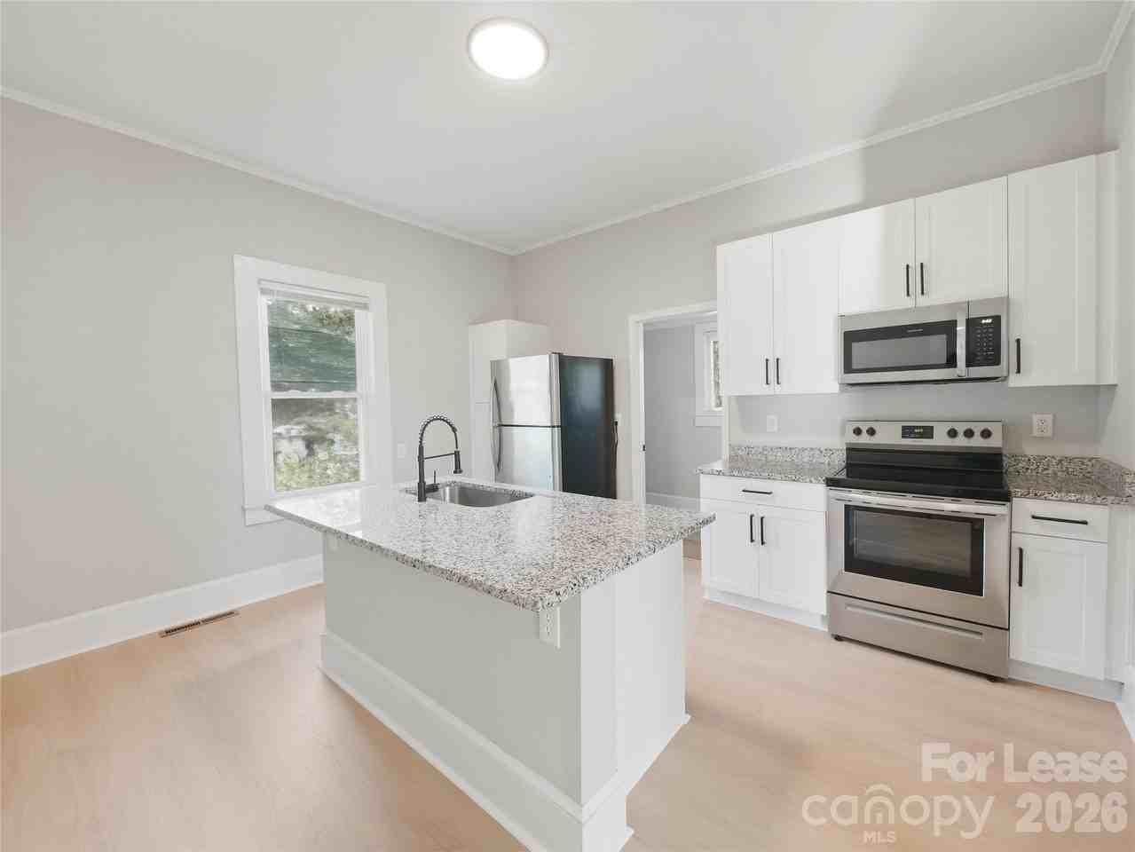 303 York Ave - Photo 7 of 17