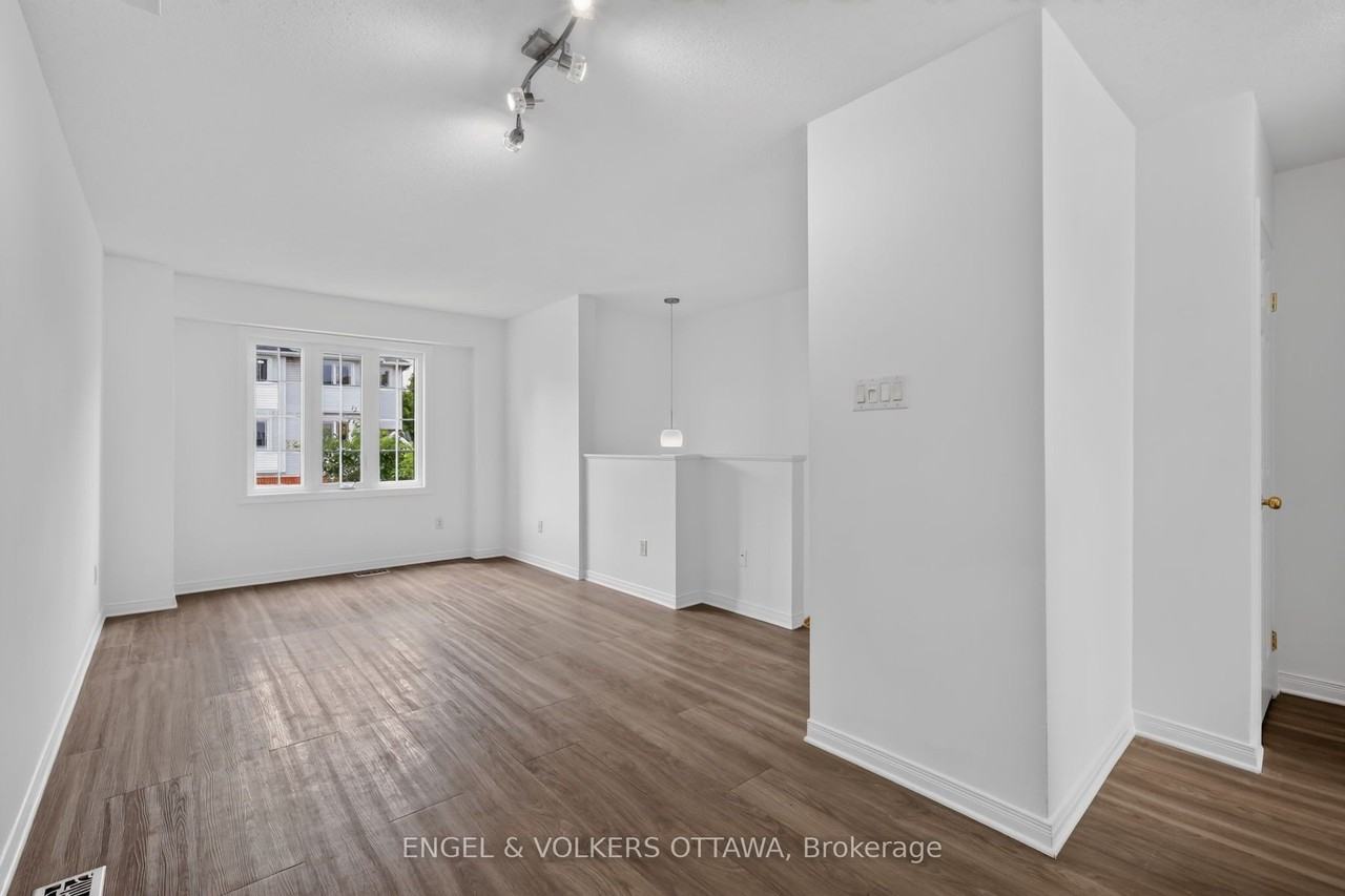 104 Manhattan Cres - Photo 3 of 20
