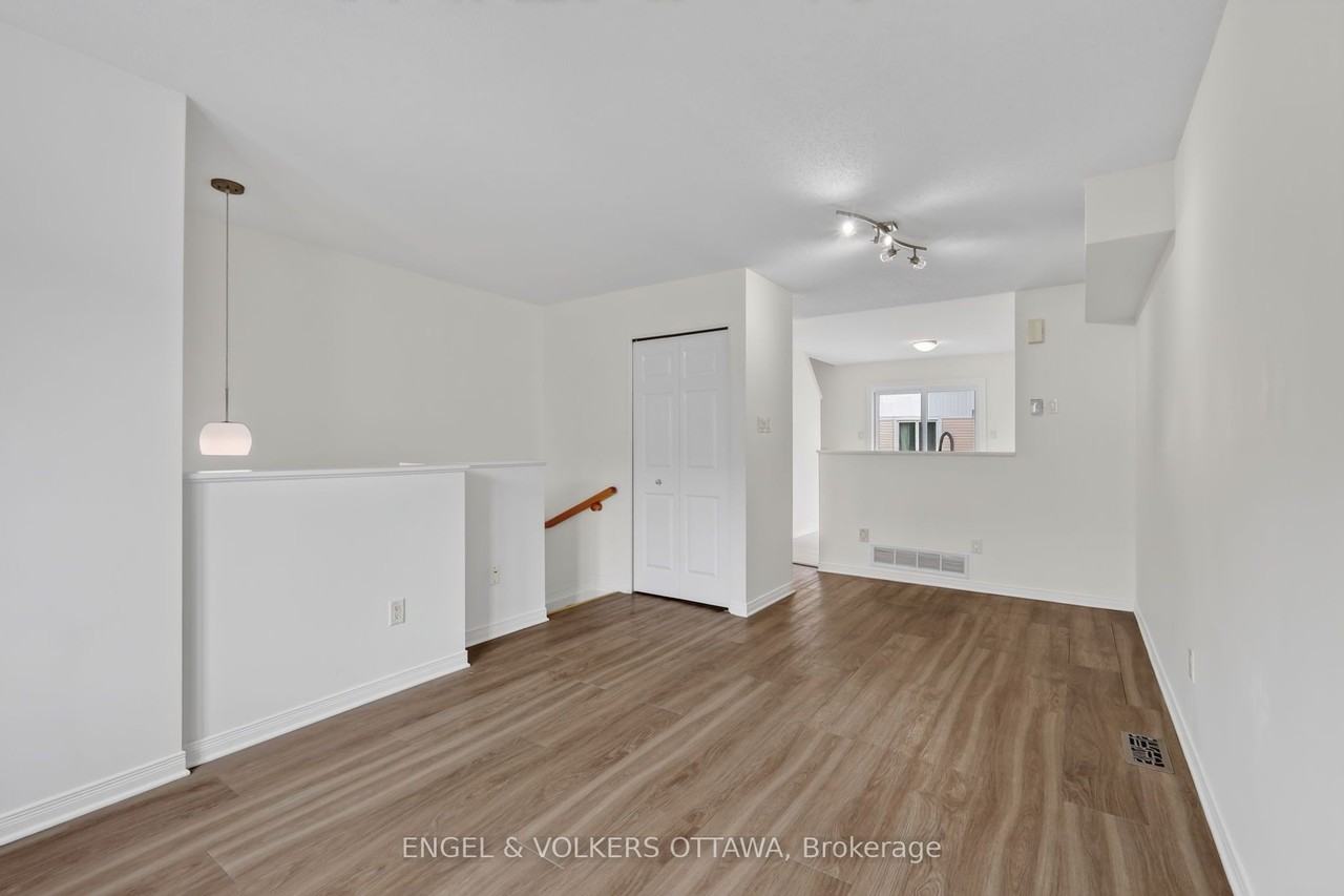 104 Manhattan Cres - Photo 4 of 20