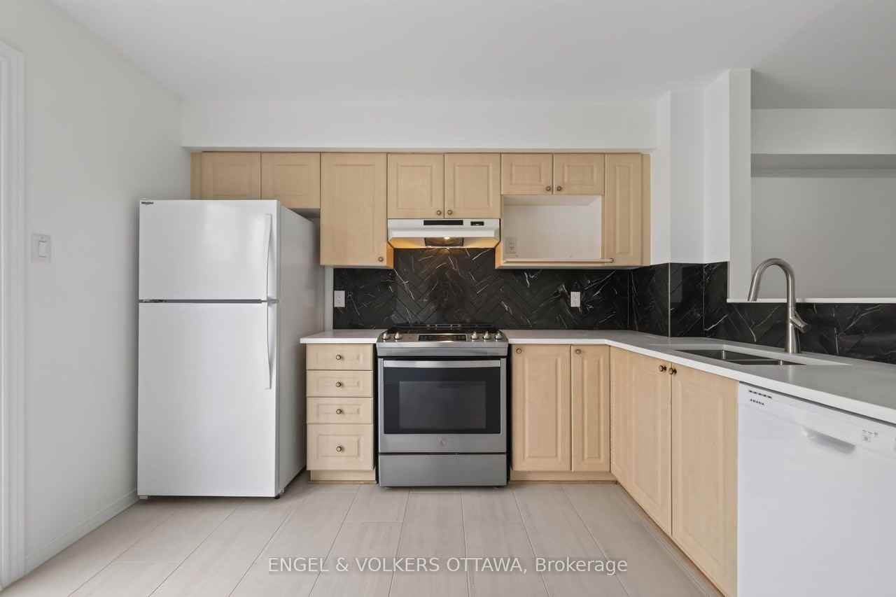 104 Manhattan Cres - Photo 6 of 20