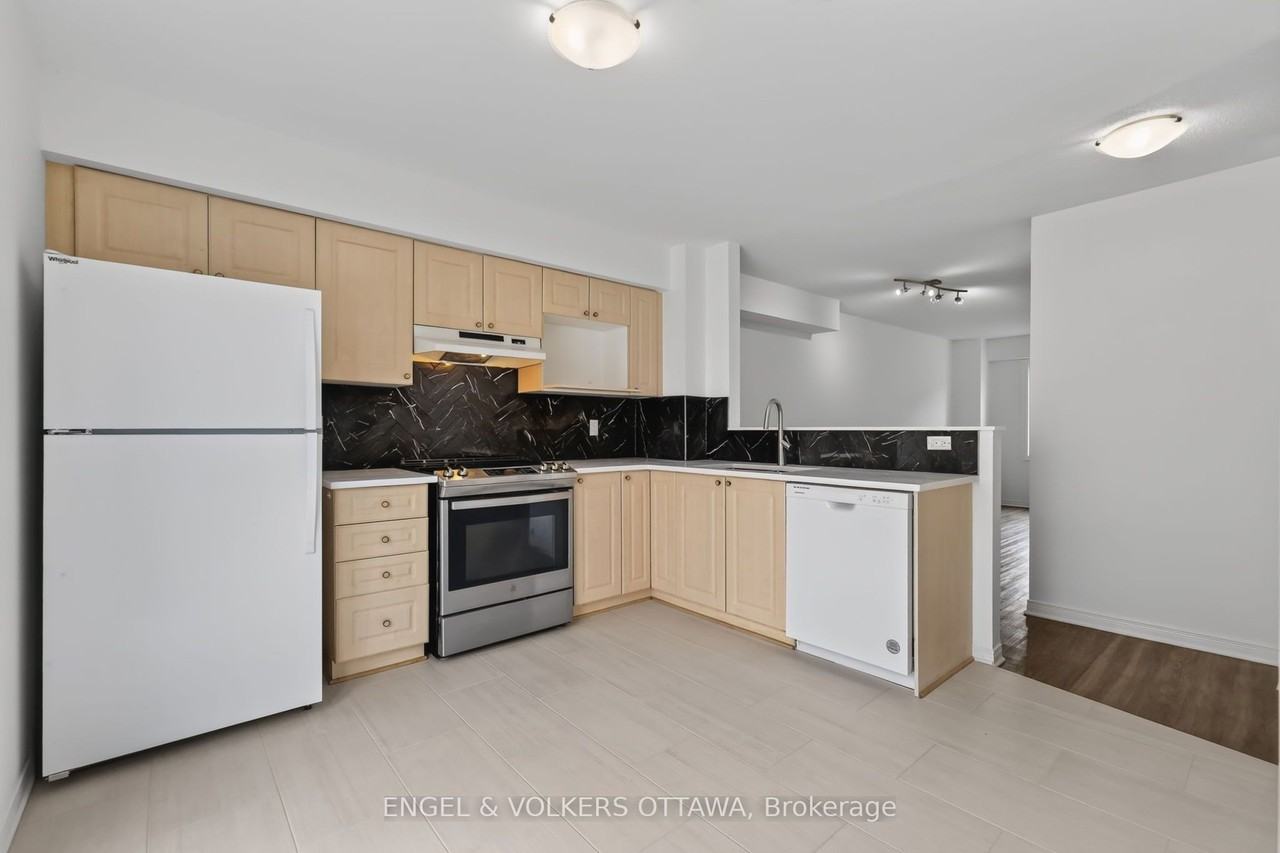 104 Manhattan Cres - Photo 7 of 20