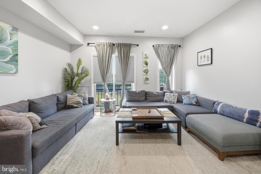 2568 Collins St - Photo 2 of 31