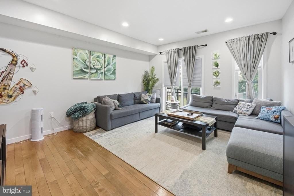 2568 Collins St - Photo 3 of 31