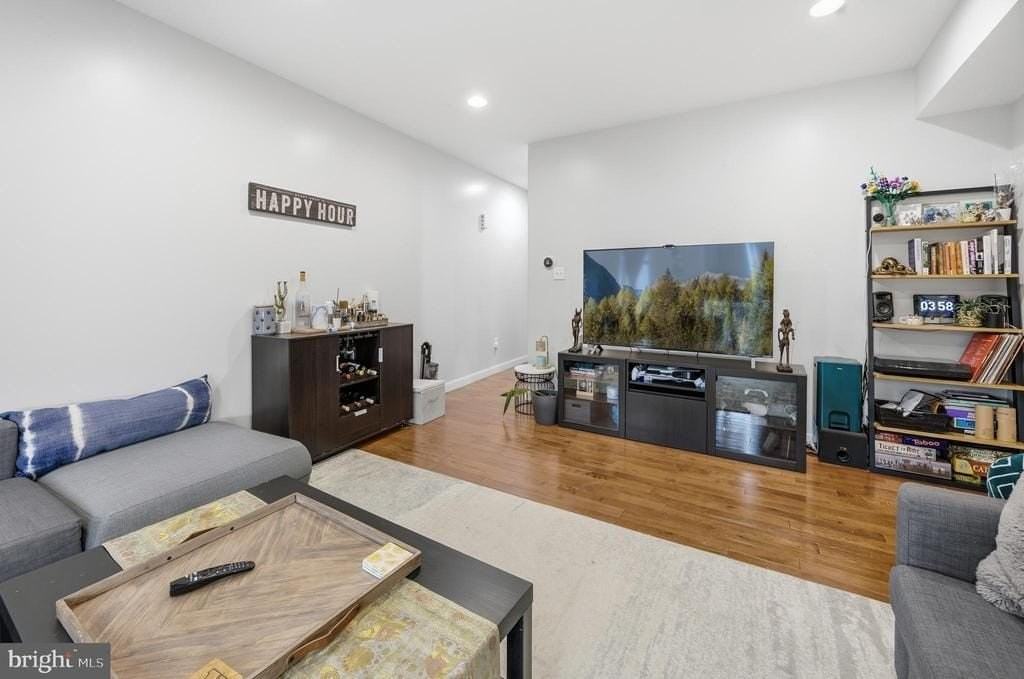 2568 Collins St - Photo 4 of 31