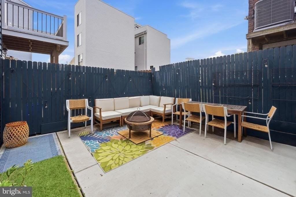 2568 Collins St - Photo 5 of 31