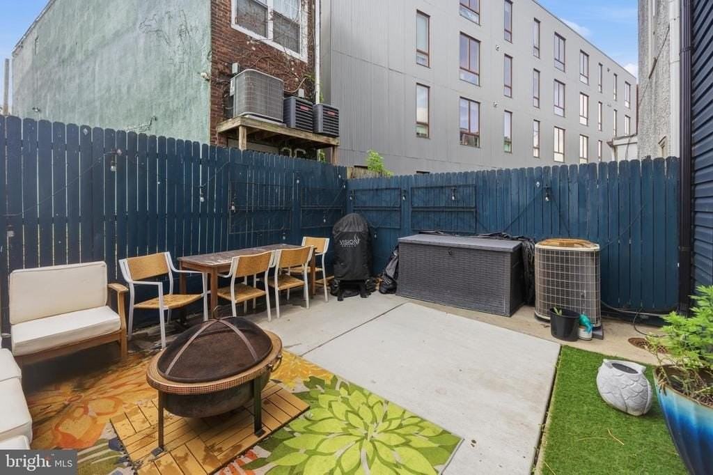 2568 Collins St - Photo 6 of 31