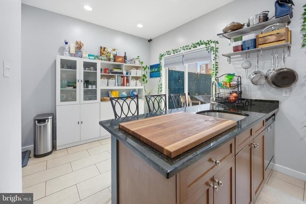 2568 Collins St - Photo 7 of 31