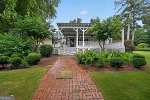featured image of 1455 Courtney Ln
