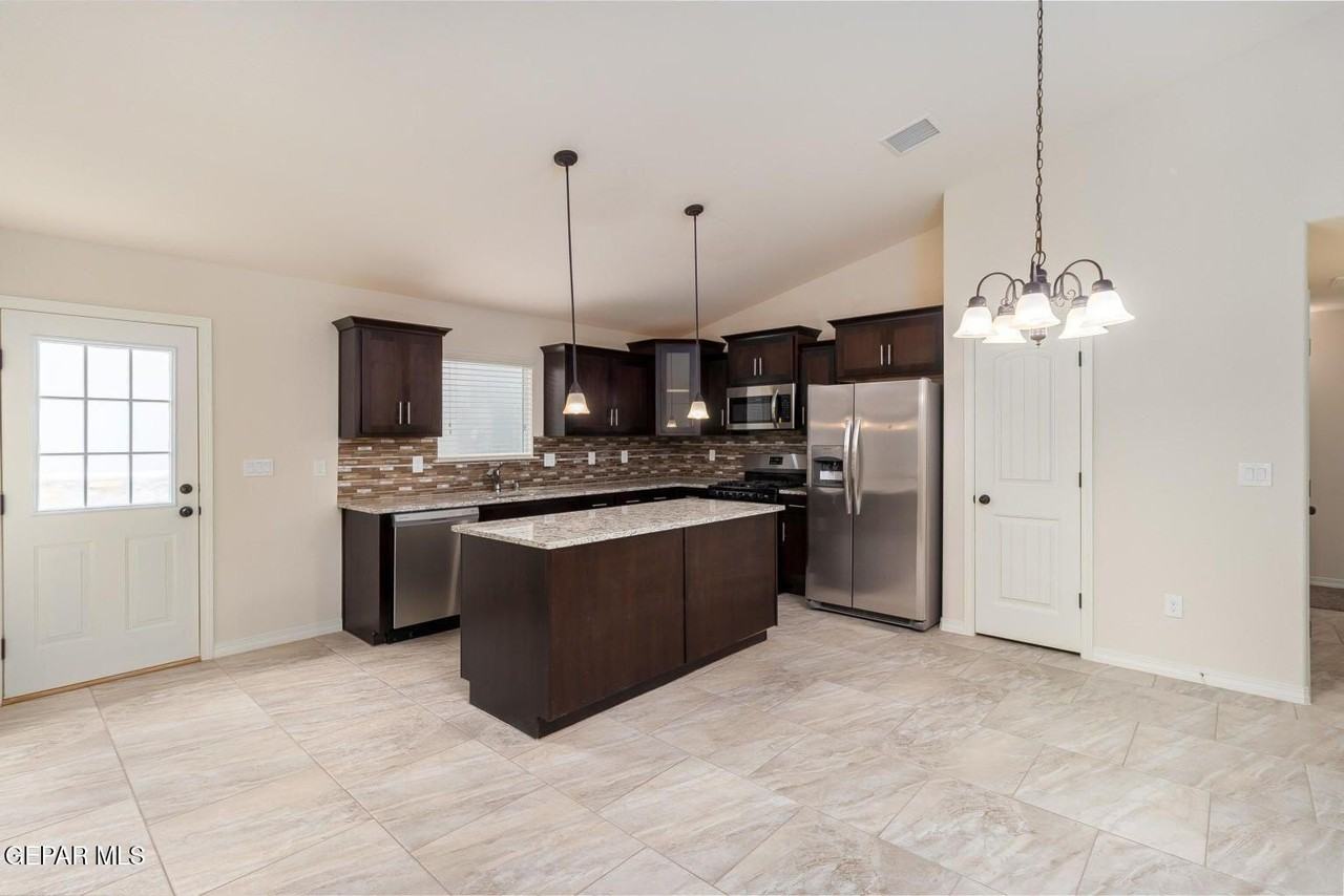 13486 Doncaster St - Photo 3 of 11