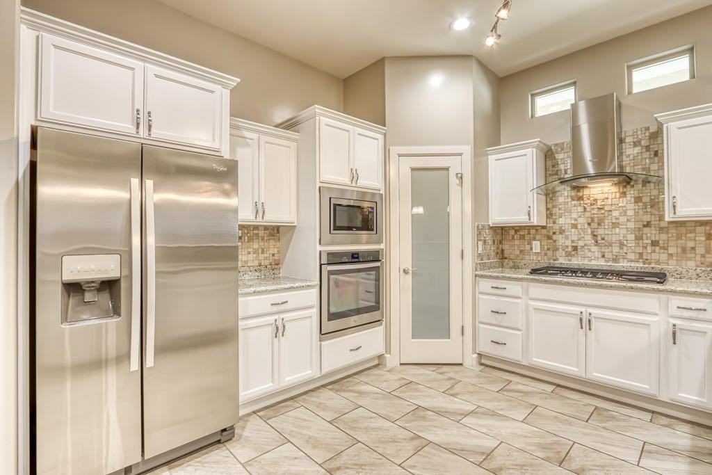 12177 Chapel Hill Rd - Photo 3 of 38
