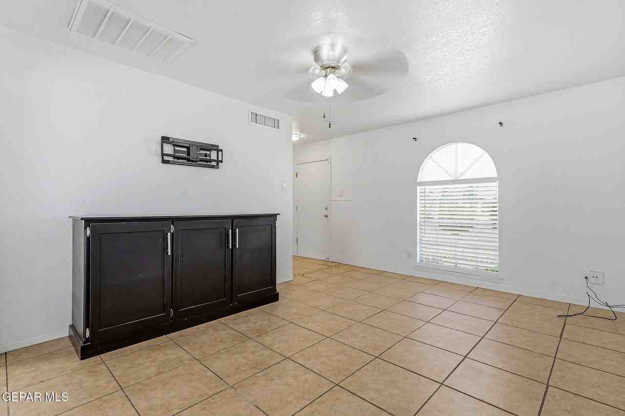 11189 Ebb Tide Dr - Photo 5 of 43