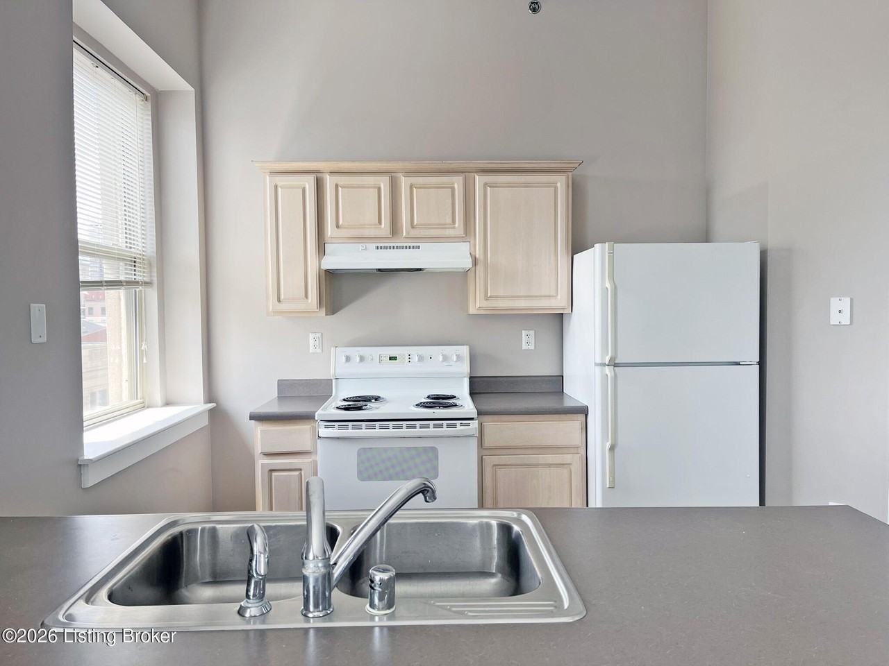 233 W Broadway #705 - Photo 5 of 8