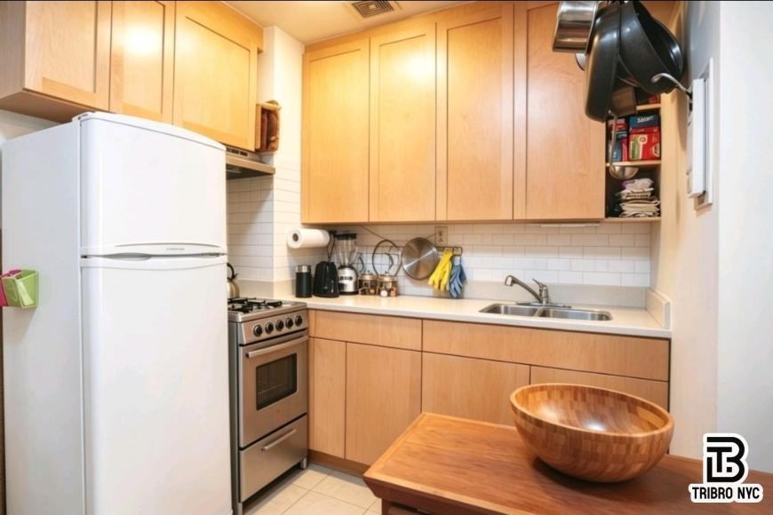 200 E 28th St - Photo 4 of 7