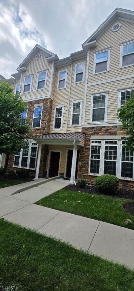 10 Iris Ln #10 - Photo 2 of 11