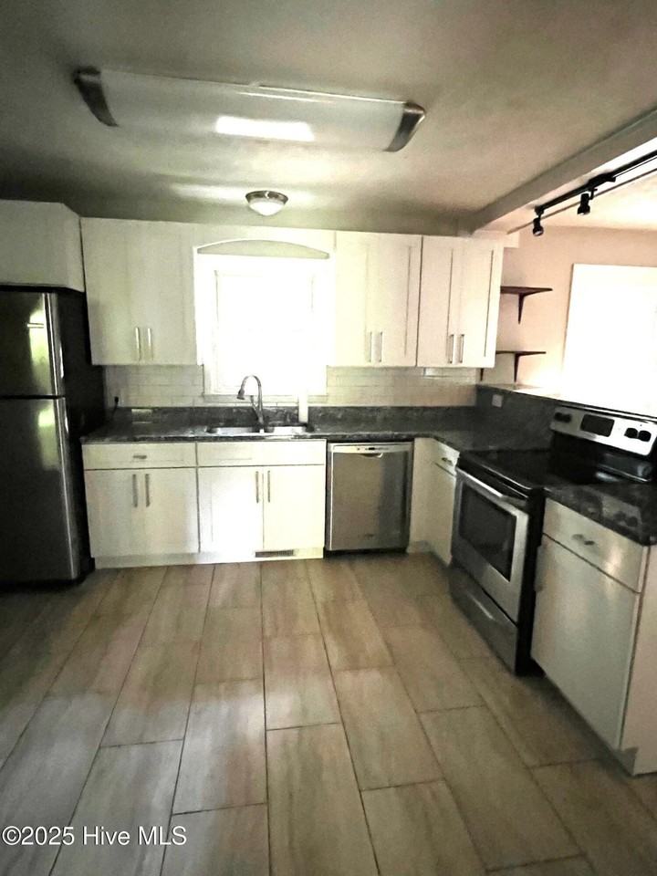 510 W Rhode Island Ave - Photo 5 of 10