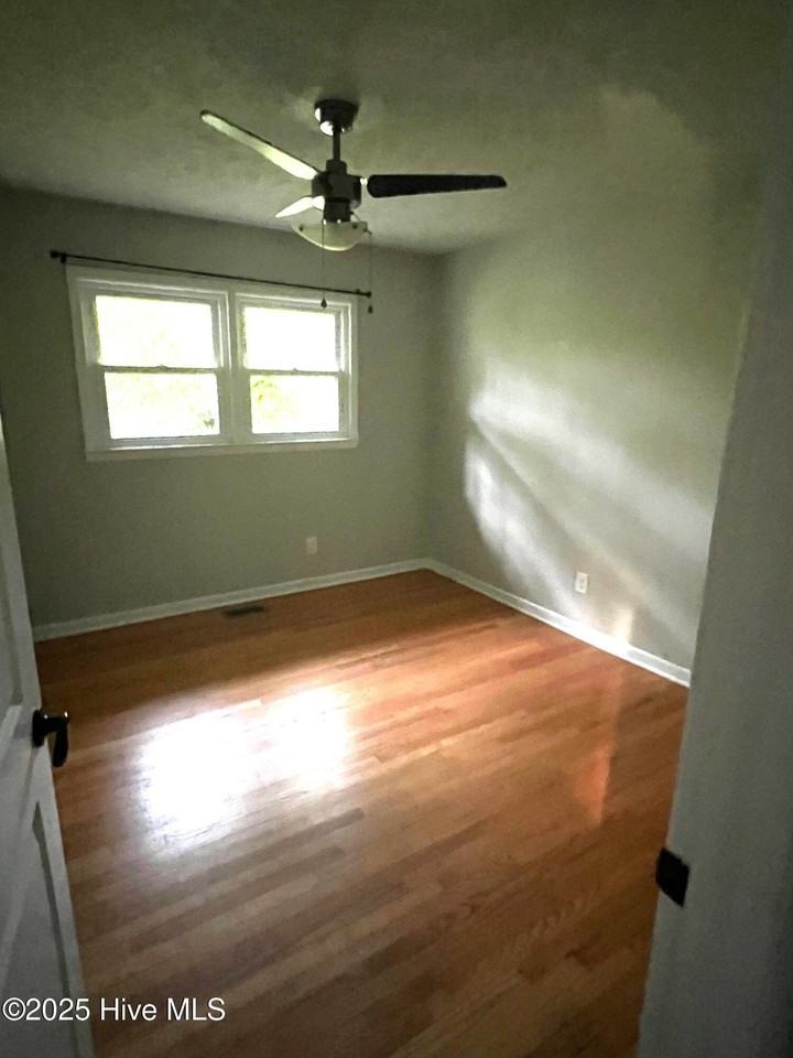 510 W Rhode Island Ave - Photo 6 of 10