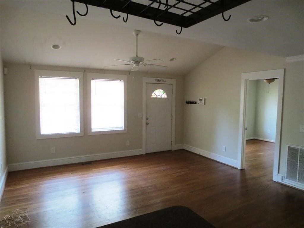 305 Summit St - Photo 3 of 10