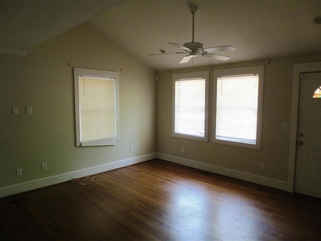 305 Summit St - Photo 4 of 10