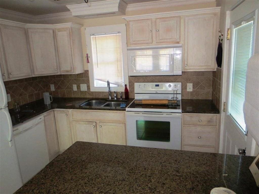 305 Summit St - Photo 6 of 10