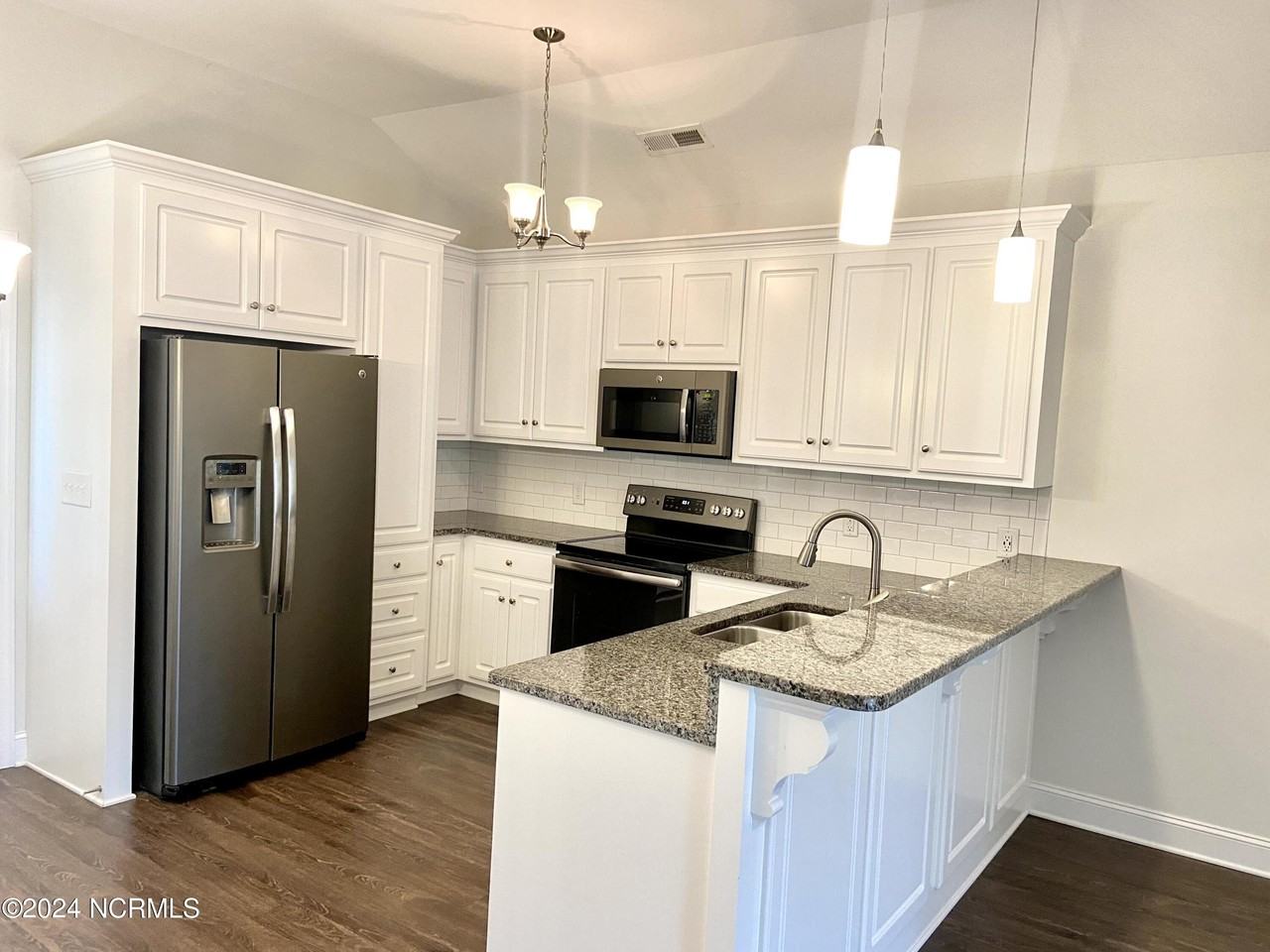 733 Seneca Ct - Photo 3 of 11