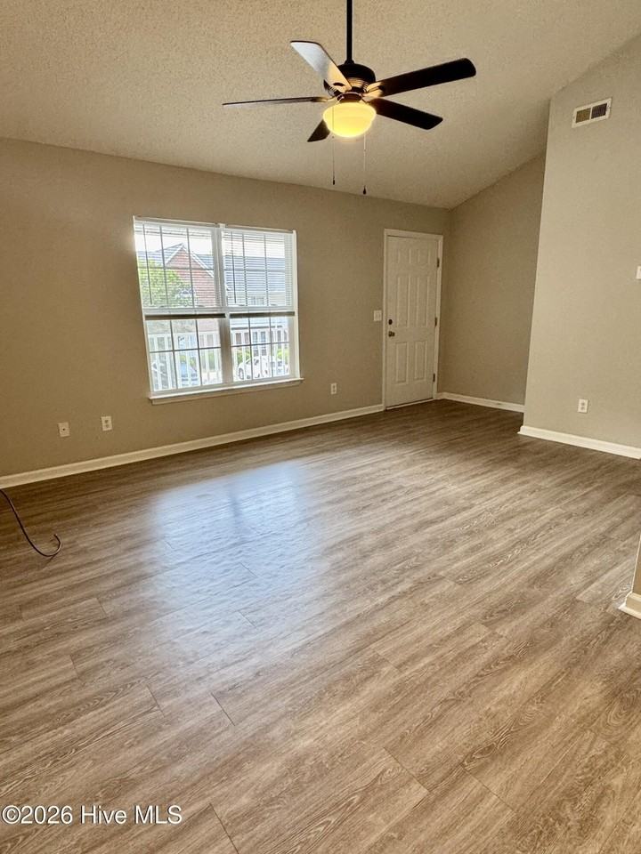 1251 Westpointe Dr #6 - Photo 5 of 9