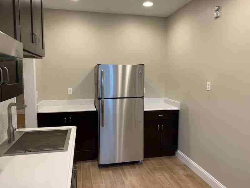 2046 W Farragut Ave #2 - Photo 3 of 24
