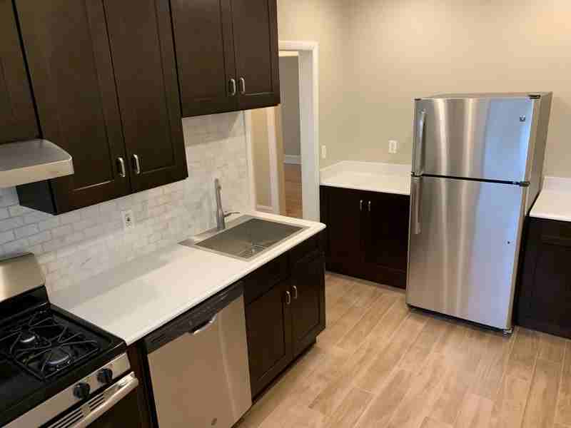 2046 W Farragut Ave #2 - Photo 5 of 24