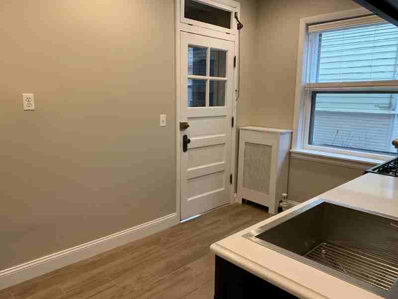 2046 W Farragut Ave #2 - Photo 6 of 24