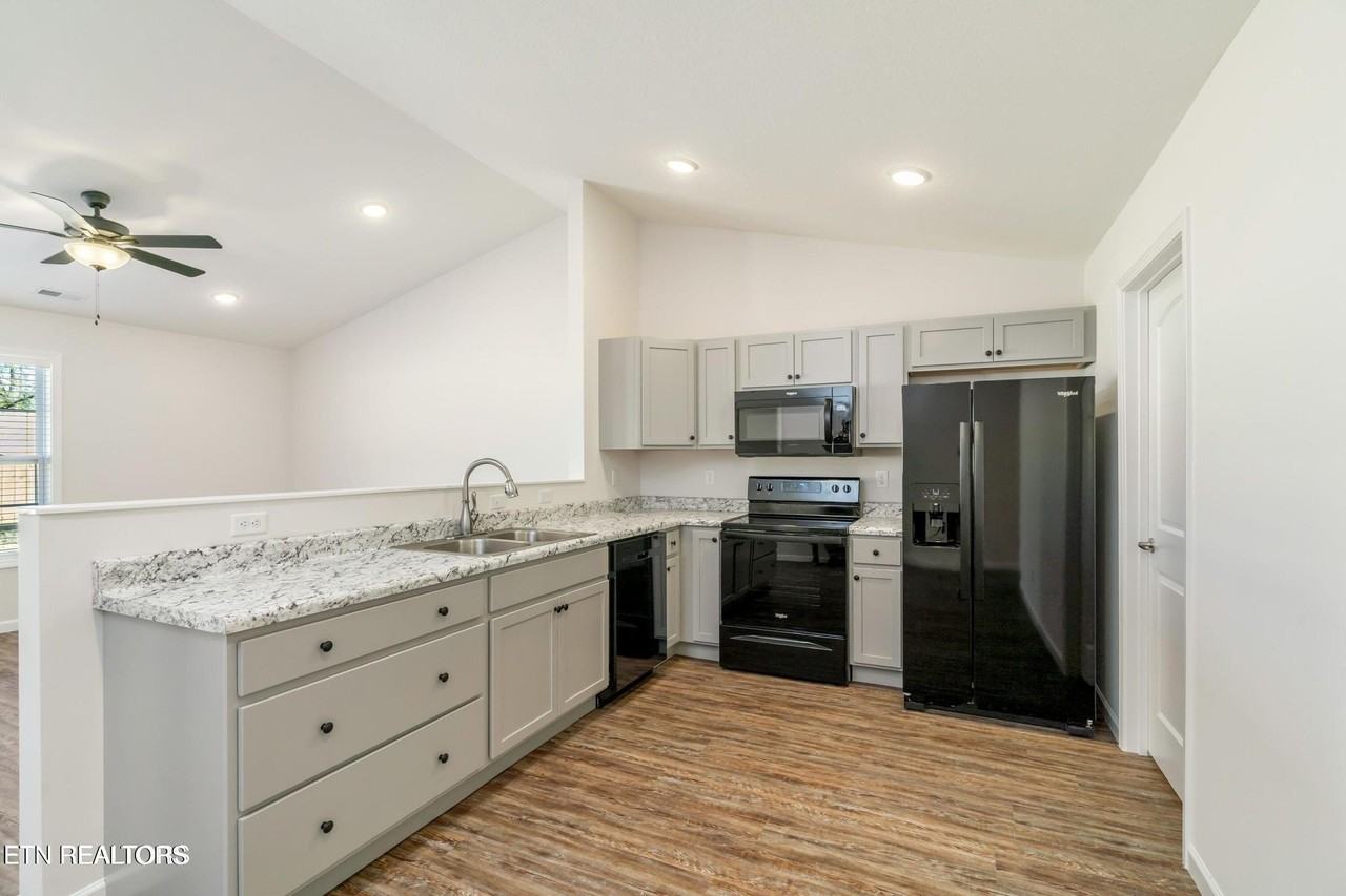 7351 Green Estates Way - Photo 3 of 15