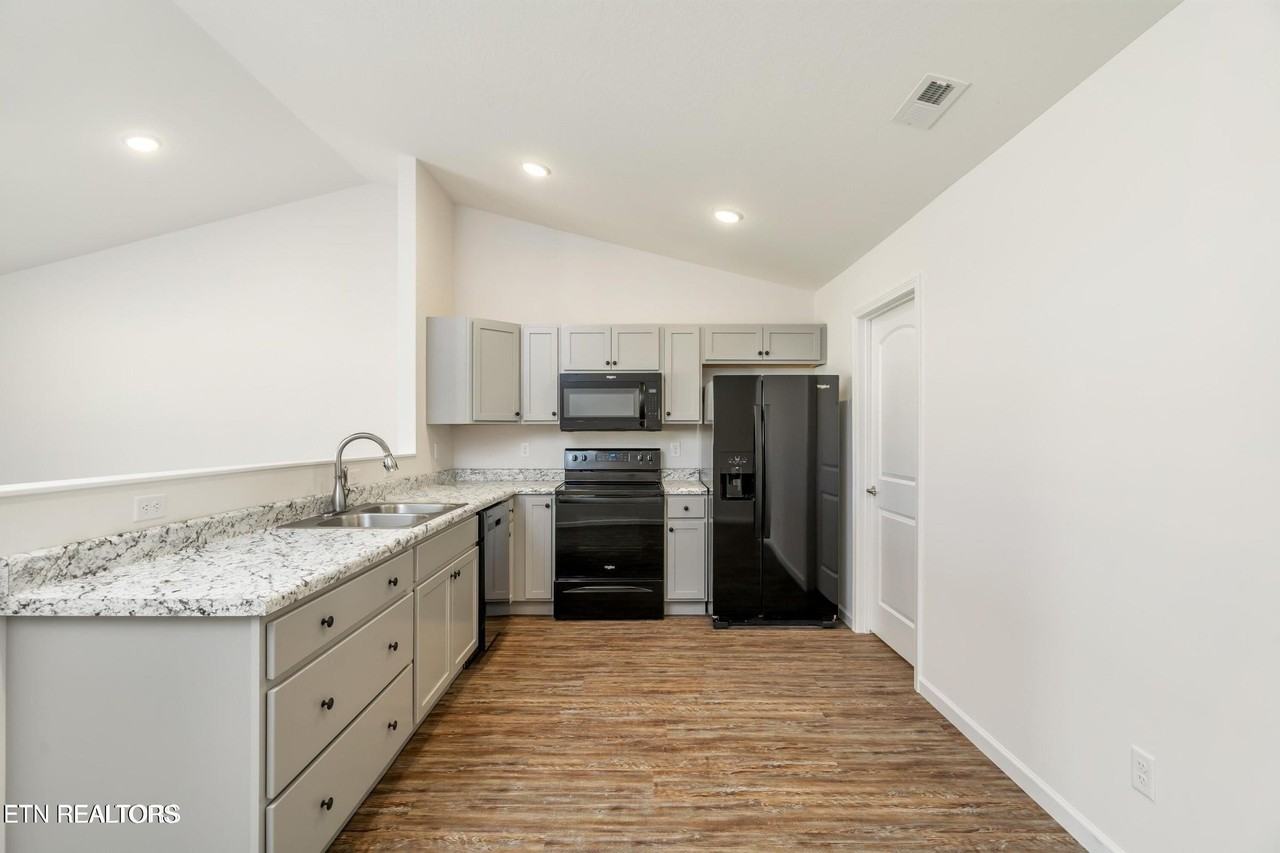 7351 Green Estates Way - Photo 4 of 15