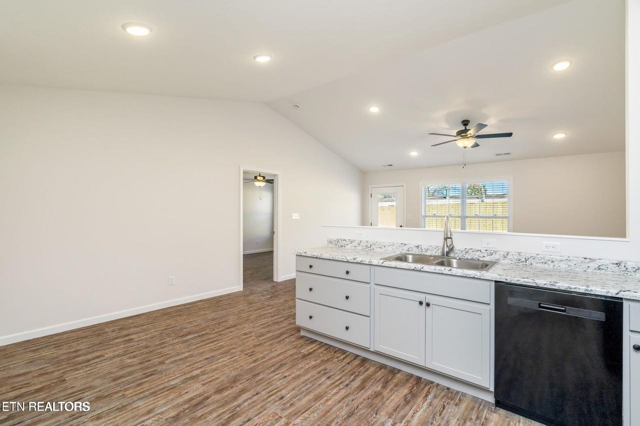 7351 Green Estates Way - Photo 5 of 15