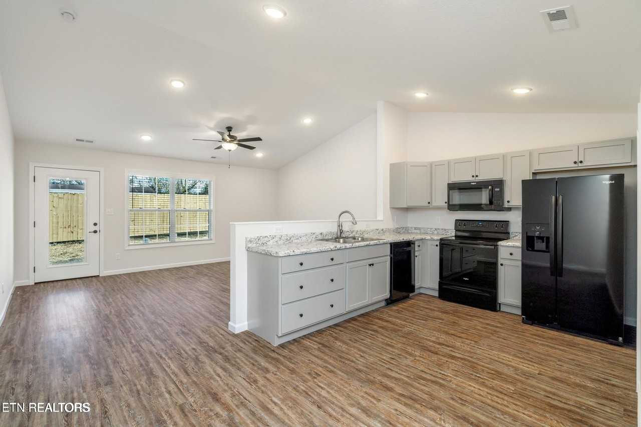 7351 Green Estates Way - Photo 6 of 15