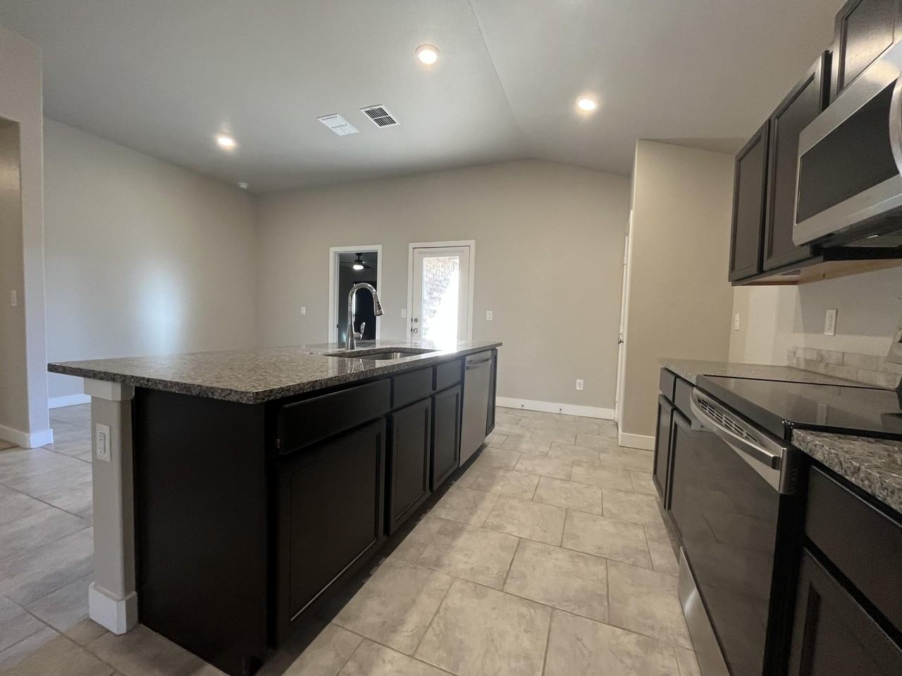 2121 139th St - Photo 5 of 14