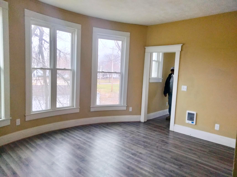 915 S Main St - Photo 3 of 9