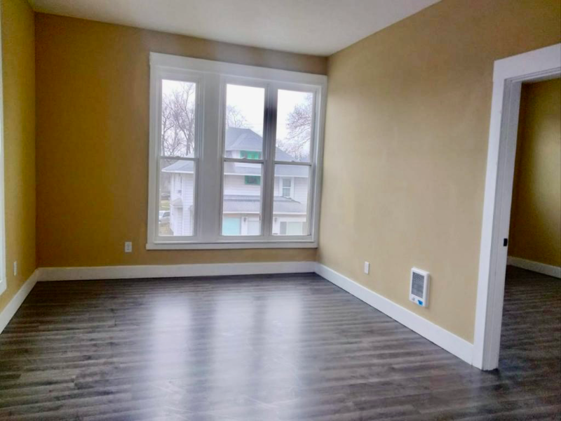 915 S Main St - Photo 5 of 9