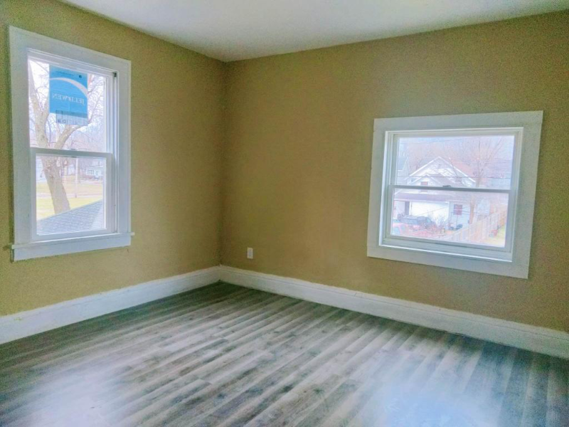 915 S Main St - Photo 6 of 9