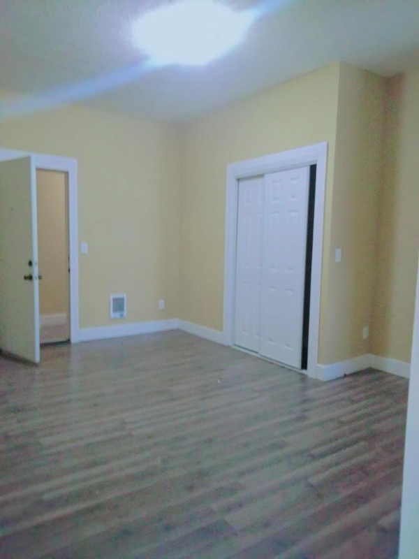915 S Main St - Photo 7 of 9