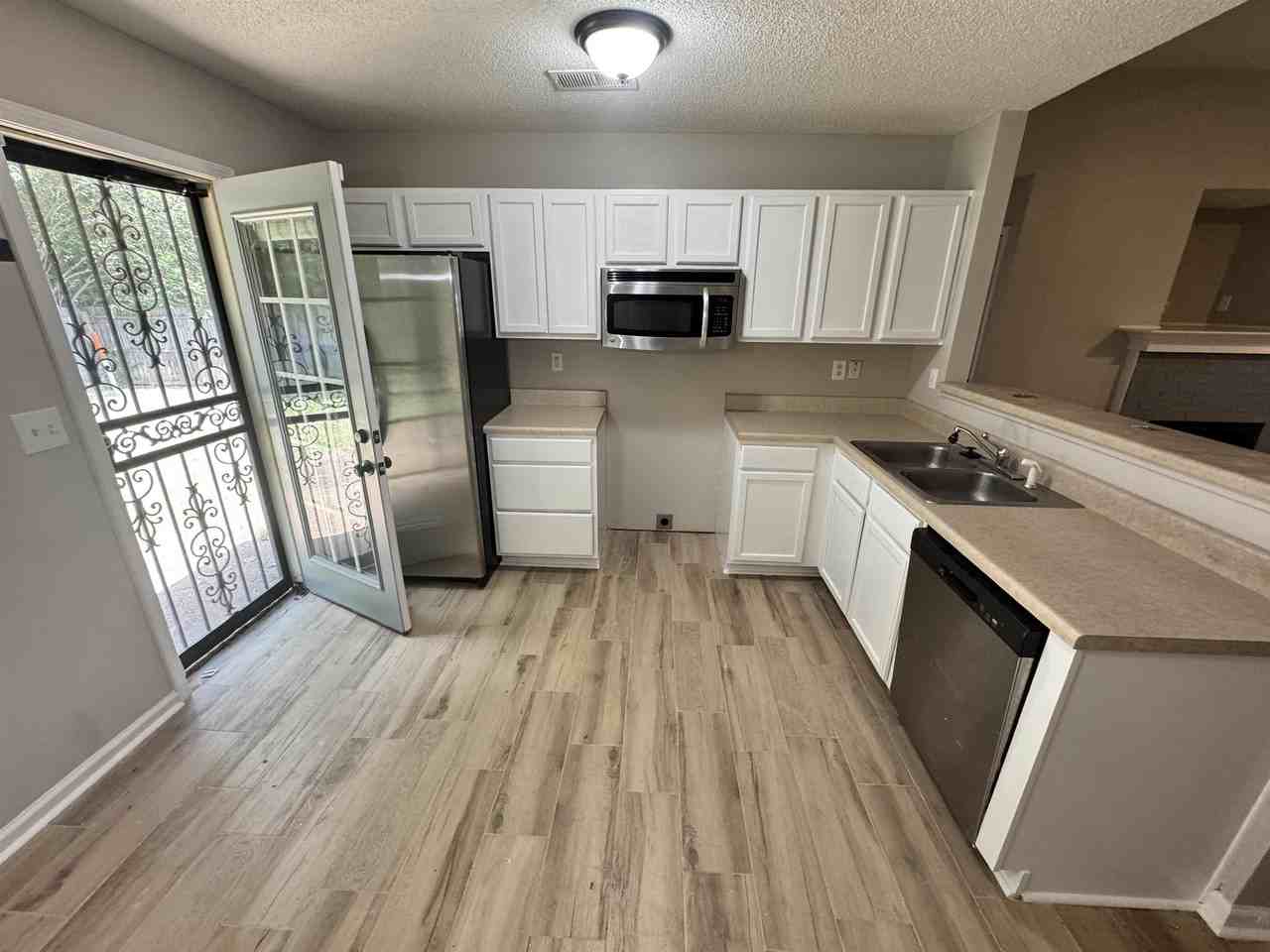 6628 Whitten Grove Dr - Photo 3 of 10