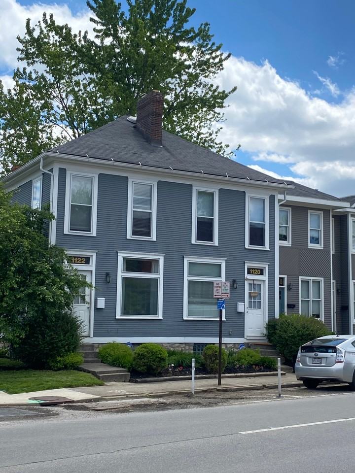 1122 Summit St - Photo 3 of 23