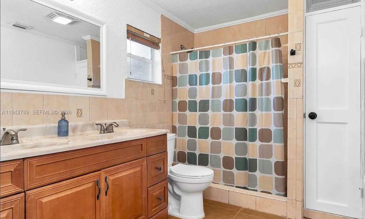 910 Ne 49th St - Photo 4 of 19
