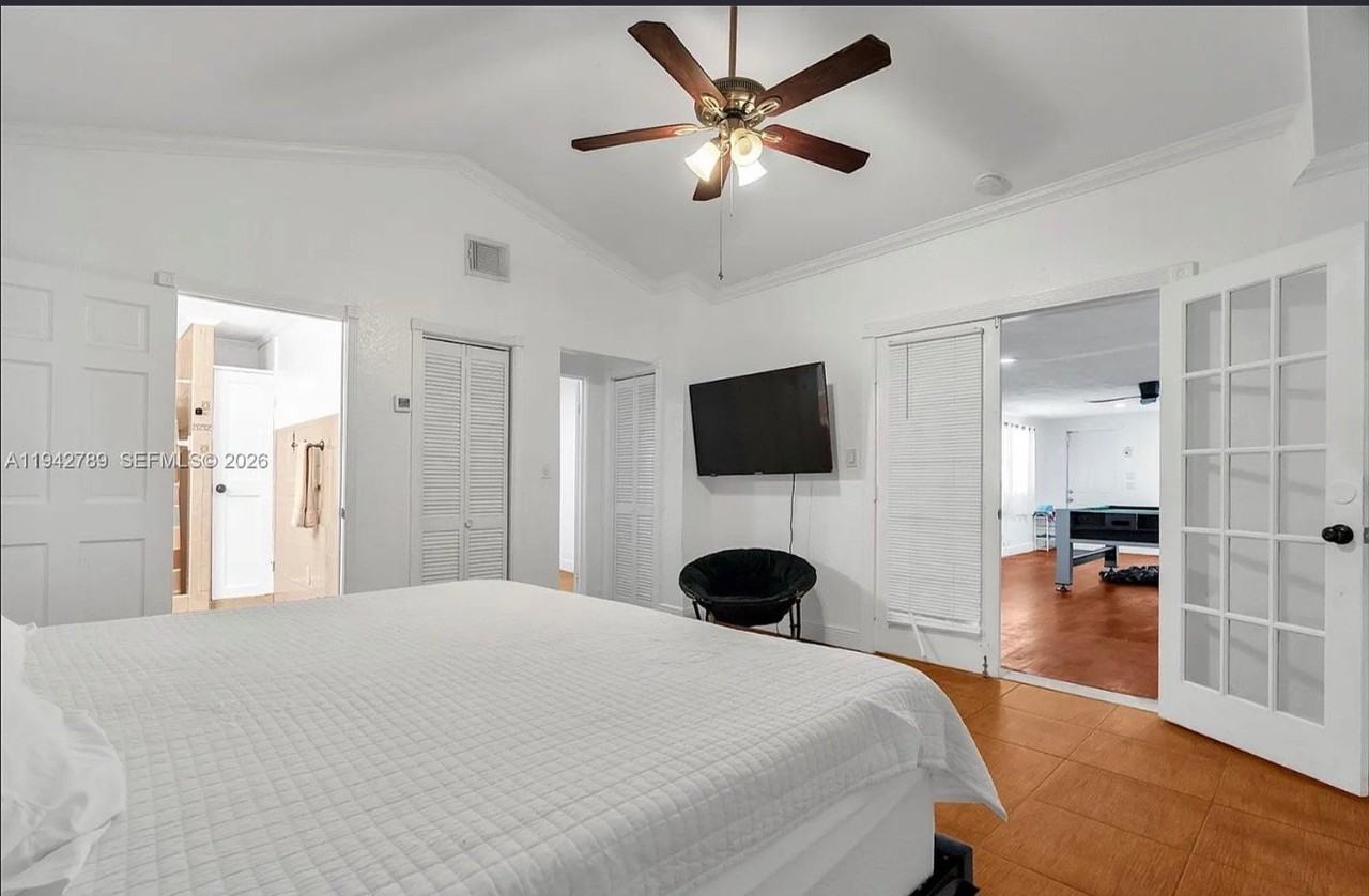 910 Ne 49th St - Photo 5 of 19