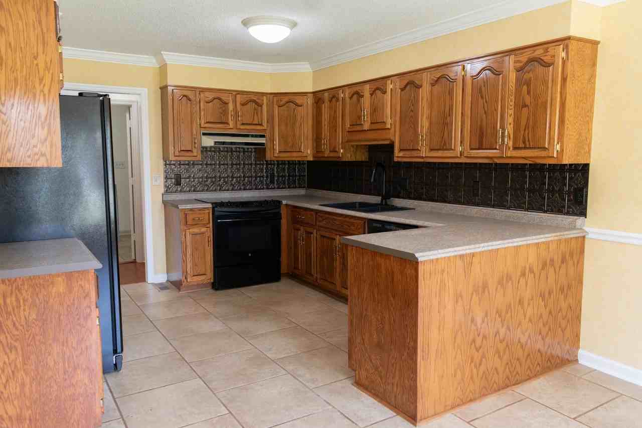 140 Thomas Dr - Photo 3 of 20