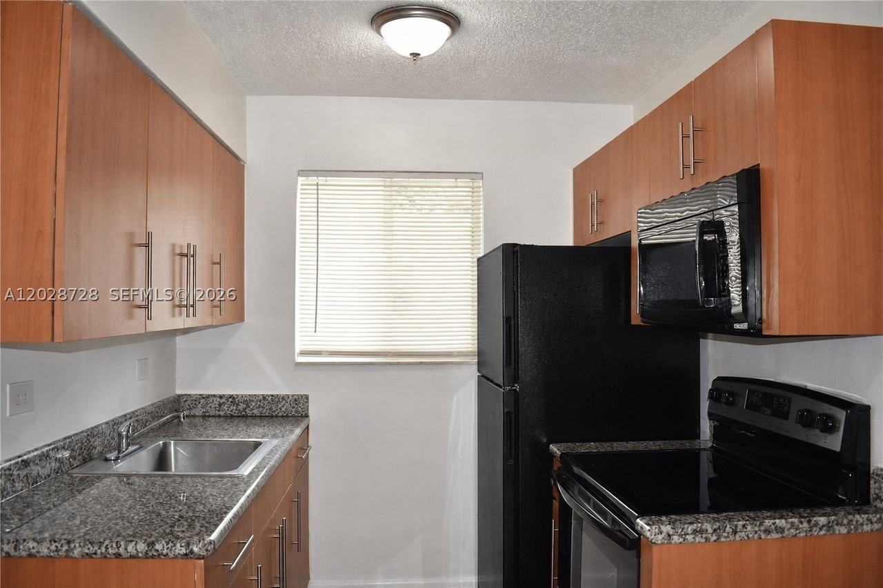 932 Moffett St #3 - Photo 5 of 17