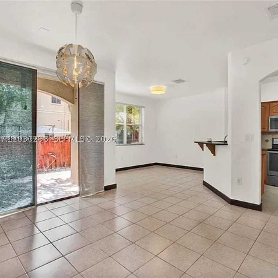10902 Nw 79th St #10902 - Photo 3 of 20