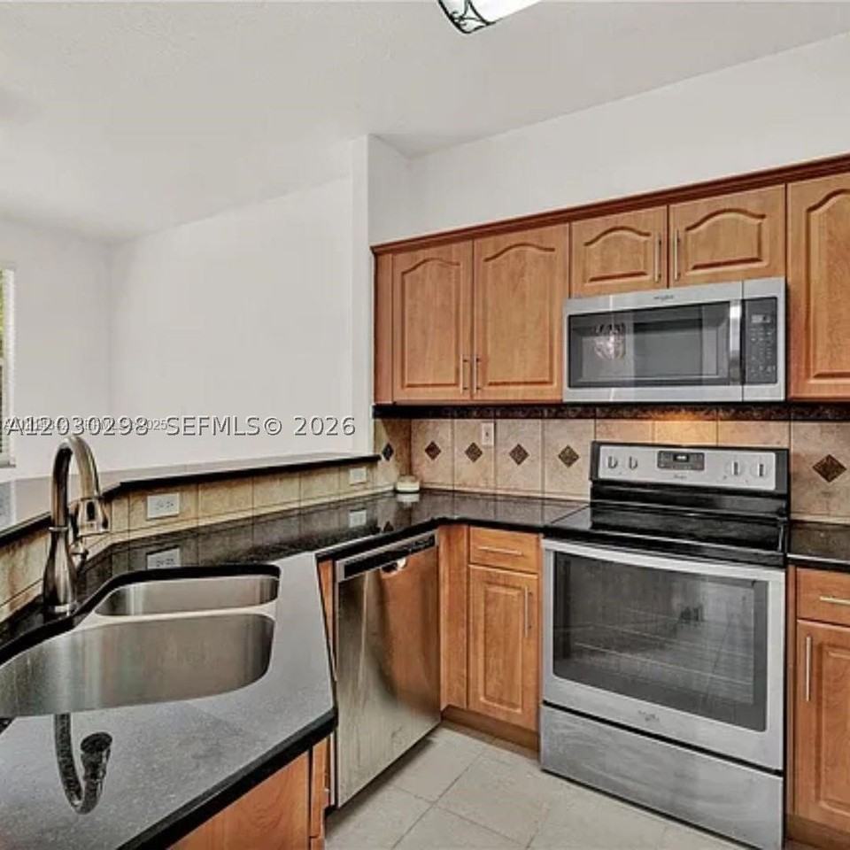 10902 Nw 79th St #10902 - Photo 4 of 20