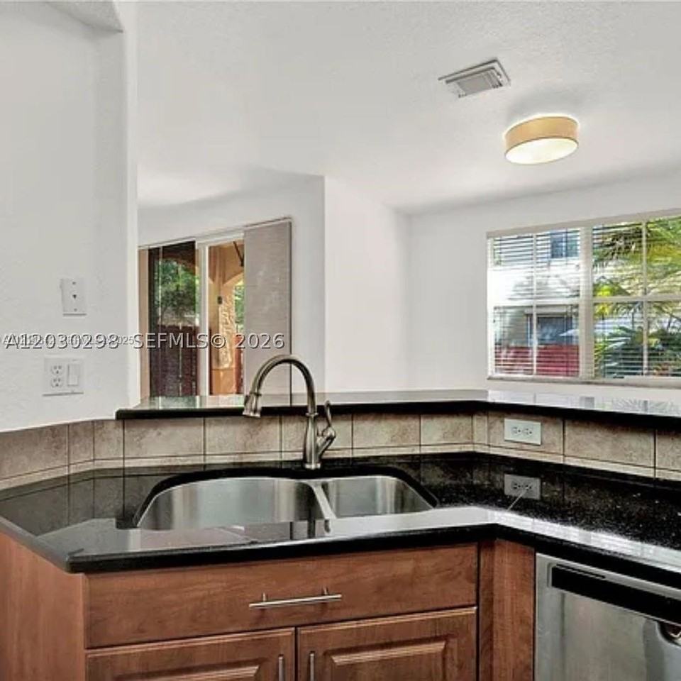 10902 Nw 79th St #10902 - Photo 5 of 20