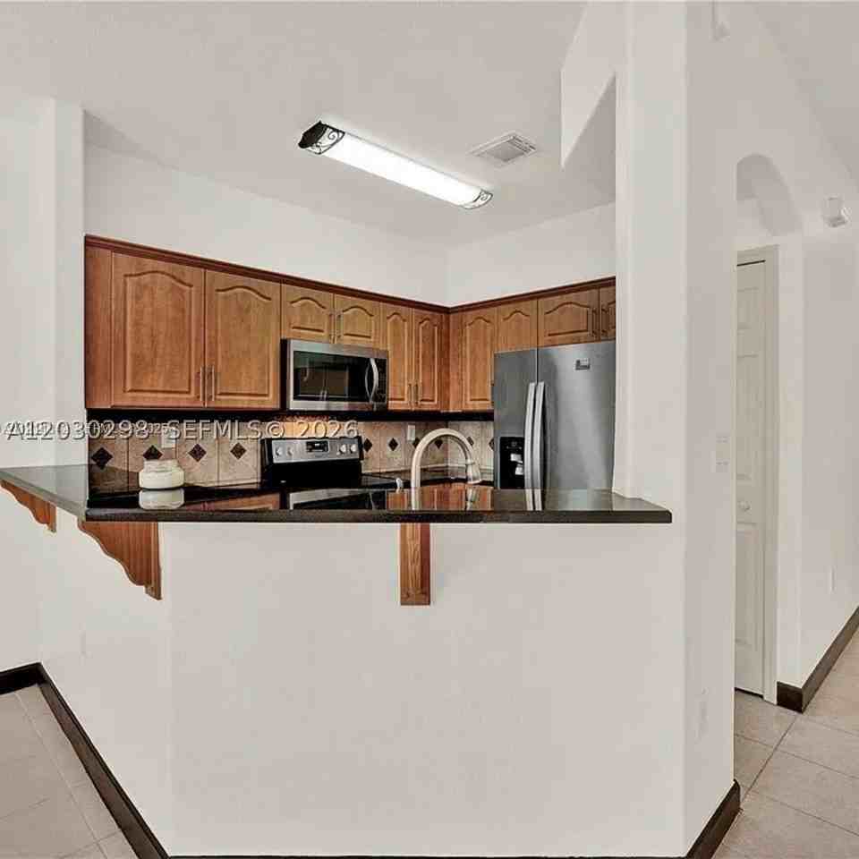 10902 Nw 79th St #10902 - Photo 6 of 20
