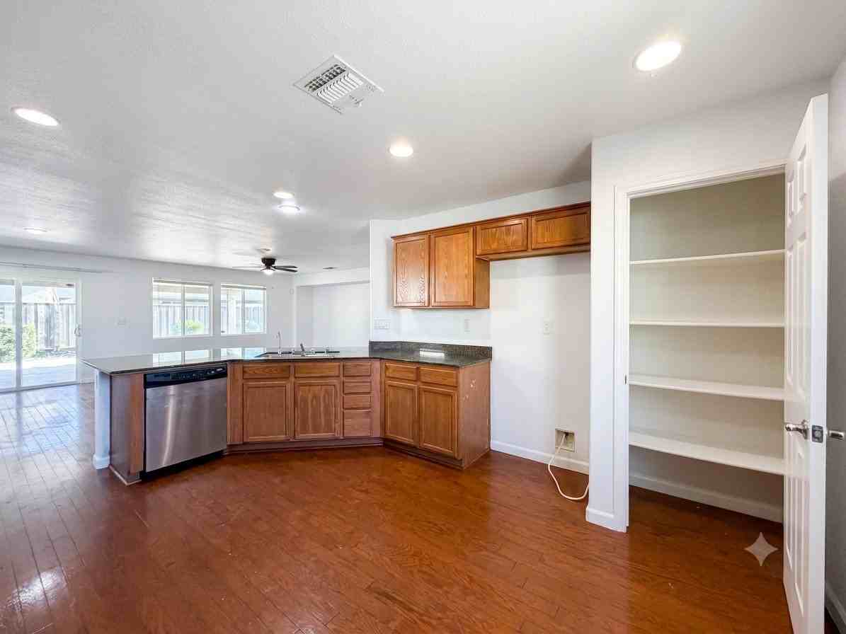 4582 E Burns Ave - Photo 3 of 9
