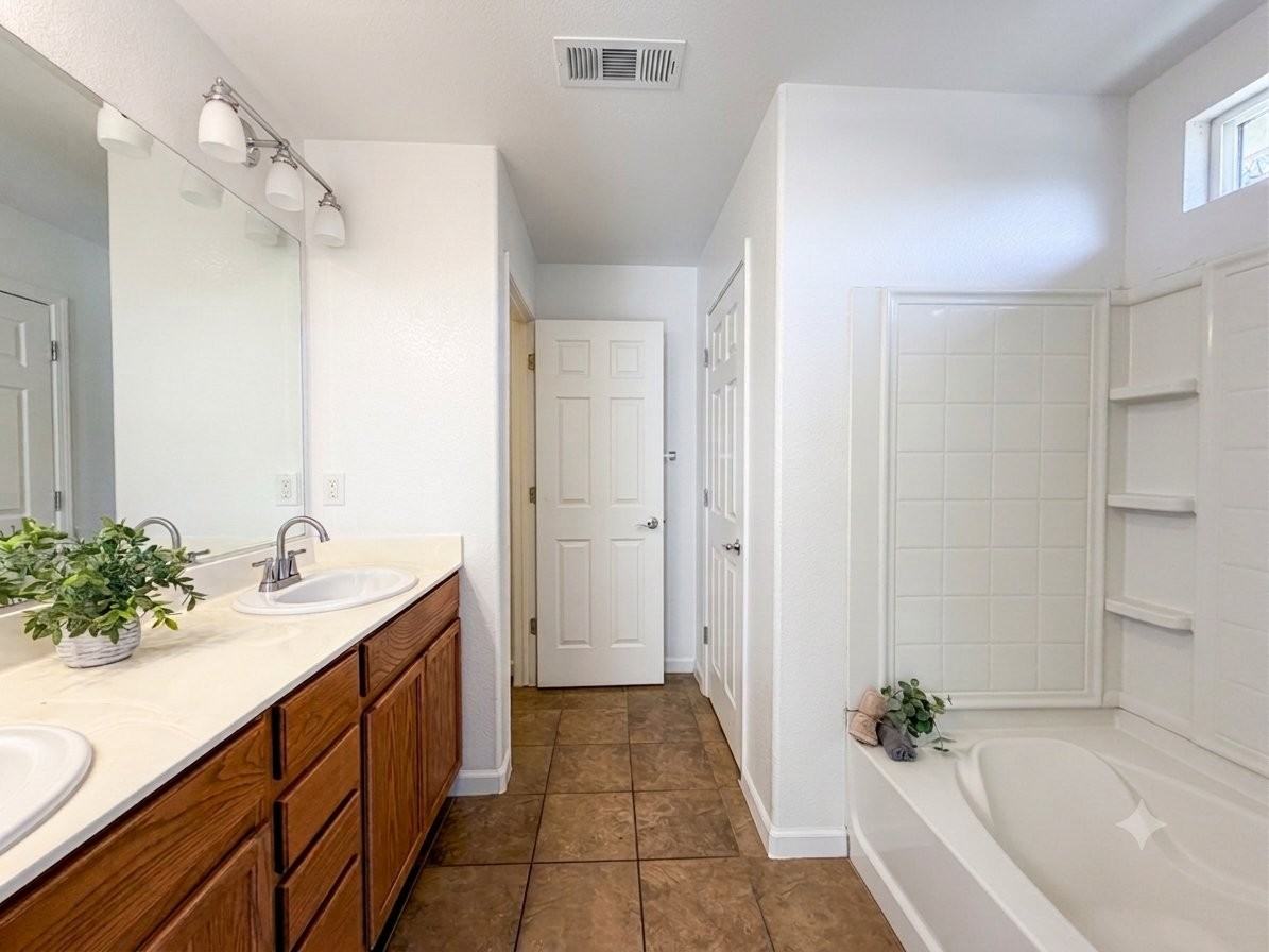 4582 E Burns Ave - Photo 5 of 9